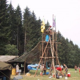 De douche en de fouragetent - Scouts en Gidsen Zaventem 
